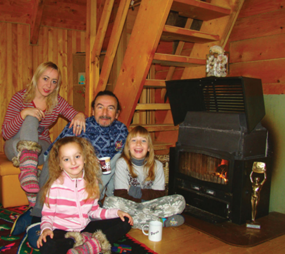 Veliku ljubav prema skijanju pop pevač Željko Bebek preneo je i na svoju decu Zvonimira i Katarinu koje zajedno sa suprugom Ružicom svake zime po tradiciji odvodi na Kupres gde su sagradili i vikendicu