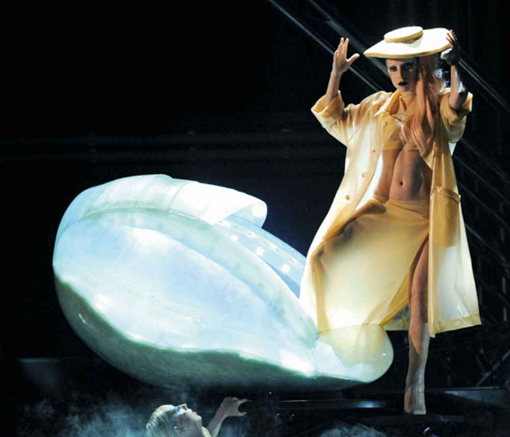 Krem svetskog džet-seta poigrao se sa svojim odevnim kombinacijama na pedeset trećoj dodeli Gremi nagrada u Los Anđelesu toliko da je, uvek spremna da šokira Lejdi Gaga na crveni tepih kročila u jajetu koje su na scenu izneli stilizovani nosači.