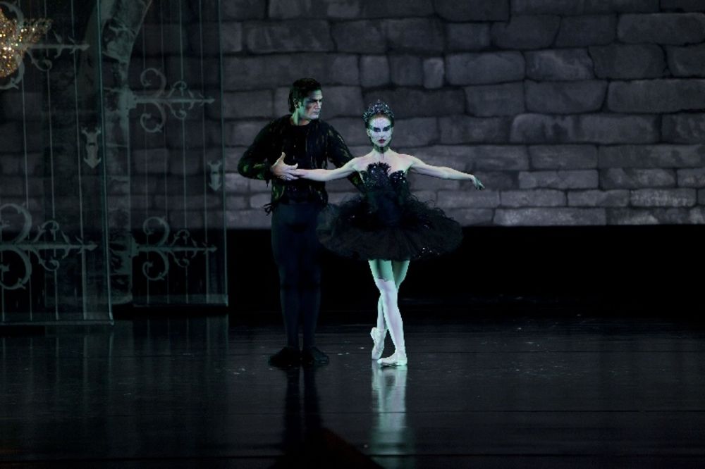 Svečana premijera Crnog labuda 9. marta u Narodnom pozorištu biće otvorena baletskim nastupom solistkinje Narodnog pozorišta, Milice Jević, koja će pre projekcije u 19 časova izvesti jedan deo iz baleta Labudovo jezero