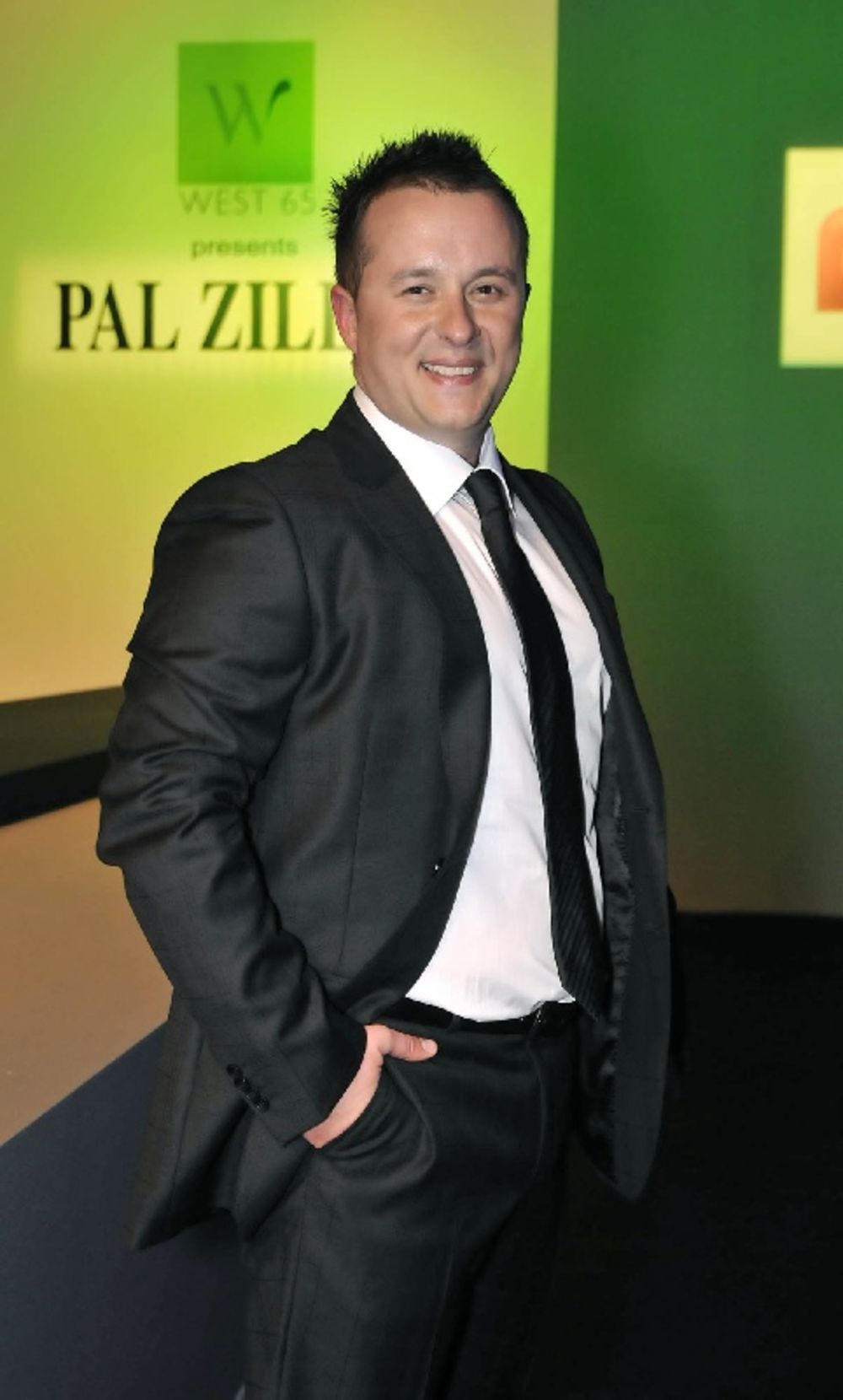 Sinoć je u Belexpocentru održana dvadeset deveta revija Pal Zileri, prikazana je kolekcija proleće/leto 2011, a specijalni gost večeri bio je popularni voditelj Ivan Ivanović