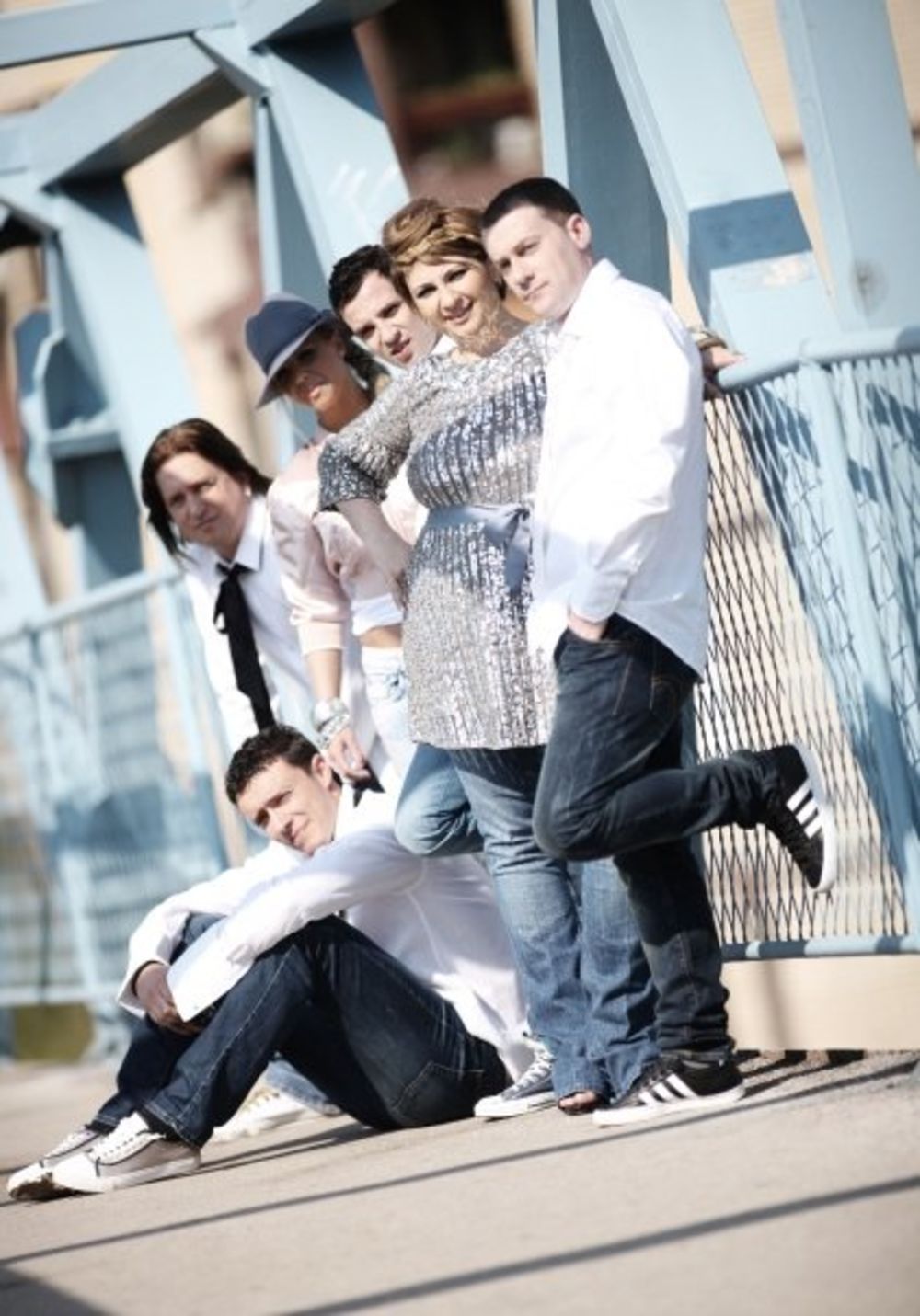 Grupa Mega Band je nakon četiri godine uspešnog rada objavila svoj prvi CD pod nazivom Jabuka za greh u izdanju City Recordsa