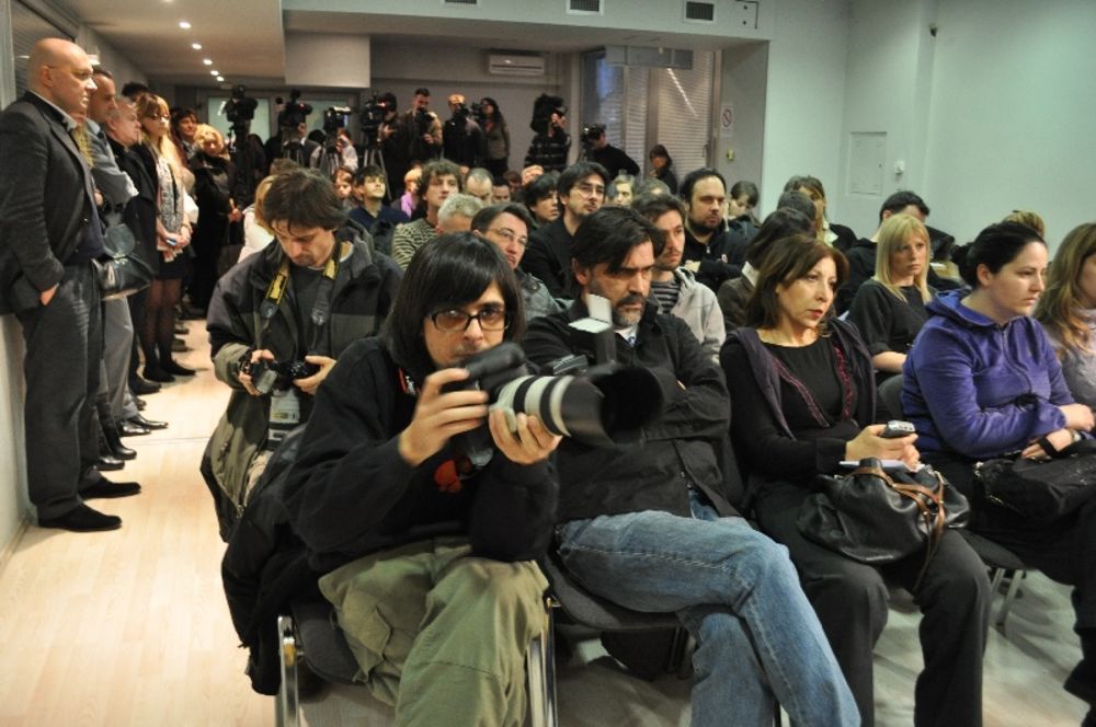 Naš proslavljeni glumac i reditelj filma Montevideo Bog te video oglasio se danas na konferenciji u Medija Centru povodom skandala koji se dogodio nakon premijere njegovog rediteljskog prvenca u Sarajevu