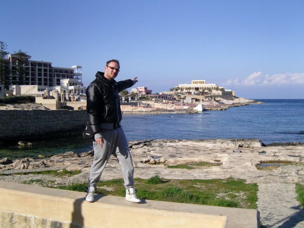 Crnogorski pevač Danijel Alibabić nedavno se vratio sa kraćeg odmora na Malti gde je u društvu svojih prijatellja uživao u čarima noćnog prvoda i obilasku znamenitosti
