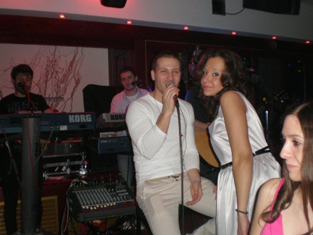 Popularni pevač Saša Kovačević i frontmen benda Lexington Bojan Vasković zapalili obožavateljke u klubu Baby’s.