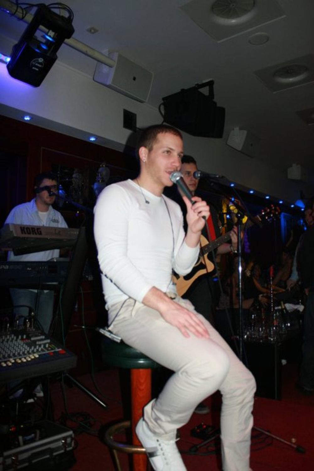 Popularni pevač Saša Kovačević i frontmen benda Lexington Bojan Vasković zapalili obožavateljke u klubu Baby’s.