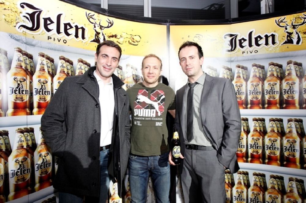 Na predstavljanju nove flaše Jelen piva u Domu omladine nastupila je grupa Van Gogh koja je izvela svoje najpoznatije hitove