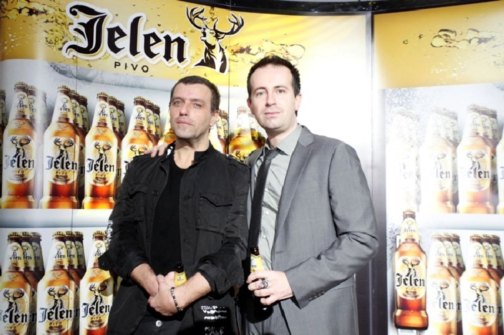 Na predstavljanju nove flaše Jelen piva u Domu omladine nastupila je grupa Van Gogh koja je izvela svoje najpoznatije hitove