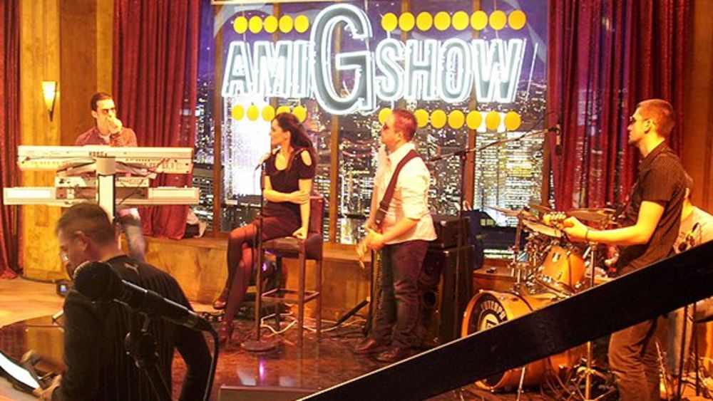 Popularne pevačice Emina Jahović i Nataša Bekvalac večeras su u emisiji Ami G šou otpevale svoju duetsku numeru Gospodine