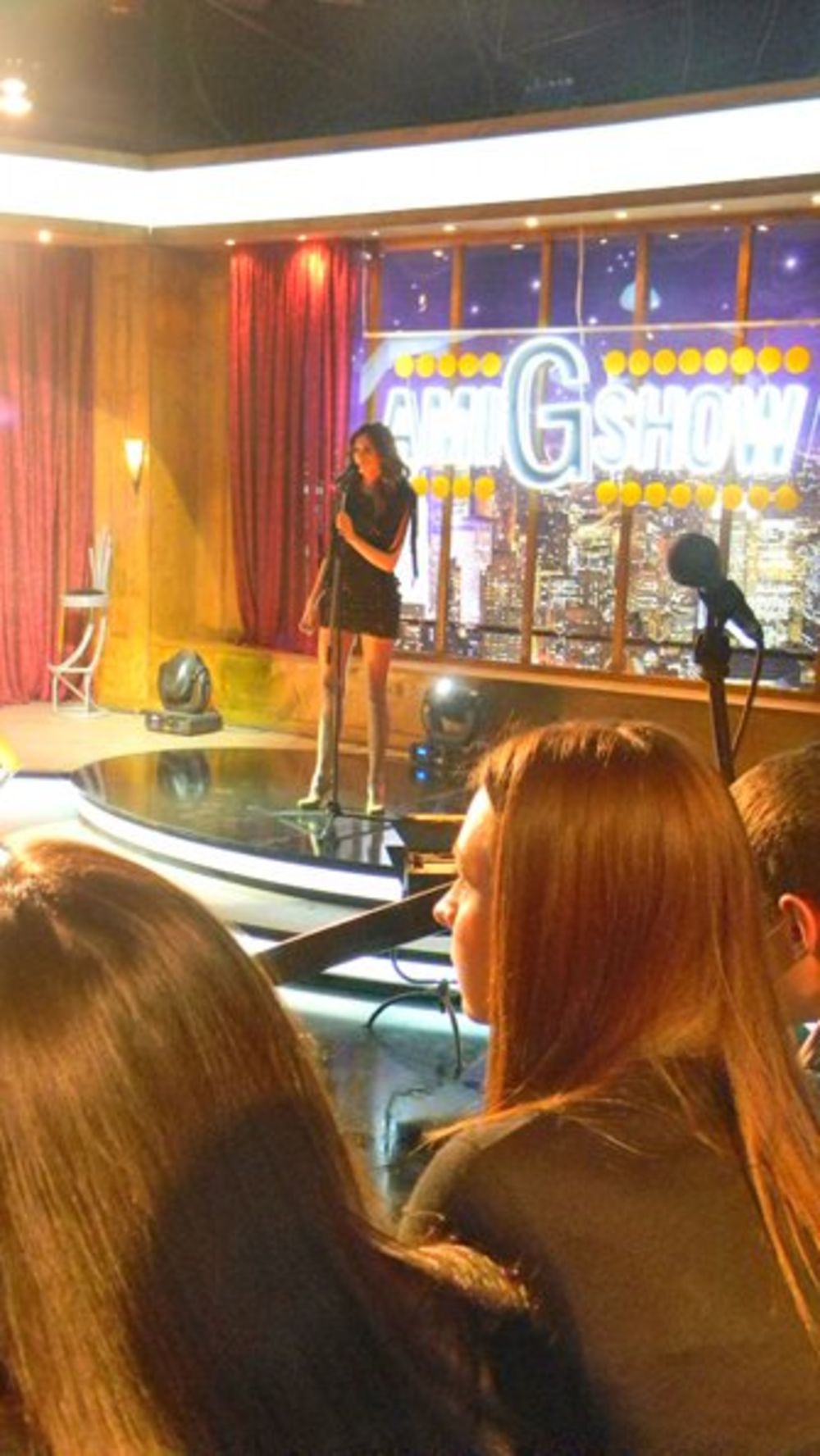 Popularne pevačice Emina Jahović i Nataša Bekvalac večeras su u emisiji Ami G šou otpevale svoju duetsku numeru Gospodine