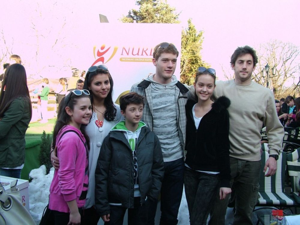 Na klizalištu Tvrđava na Kalemegdanu, održana je humanitarna akcija Klizanjem za zdravije sutra  u organizaciji Nacionalnog udruženja roditelja dece obolele od raka, NURDOR, ovu akciju su podržali i mladi glumci Danina Jeftić i Petar Strugar