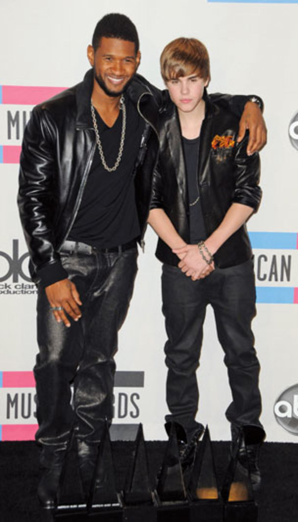 Materijal od kojeg brojne slavne žene, ali i muškarci naručuju svoju odeću jeste eko koža od koje neretko biraju i kreacije za crveni tepih. Uglavnom rađene u crnoj boji, ovakve odevne kombinacije daju i dovoljnu dozu elegancije