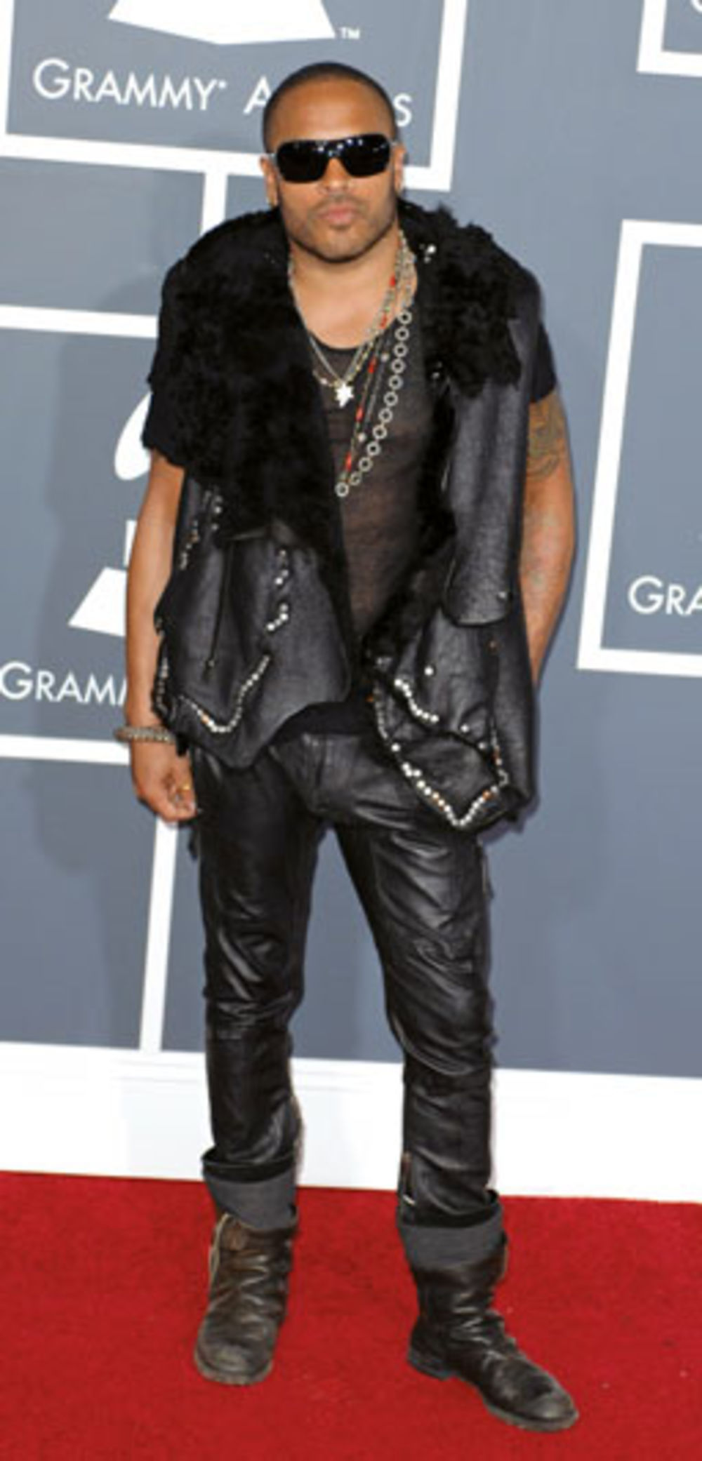 Materijal od kojeg brojne slavne žene, ali i muškarci naručuju svoju odeću jeste eko koža od koje neretko biraju i kreacije za crveni tepih. Uglavnom rađene u crnoj boji, ovakve odevne kombinacije daju i dovoljnu dozu elegancije