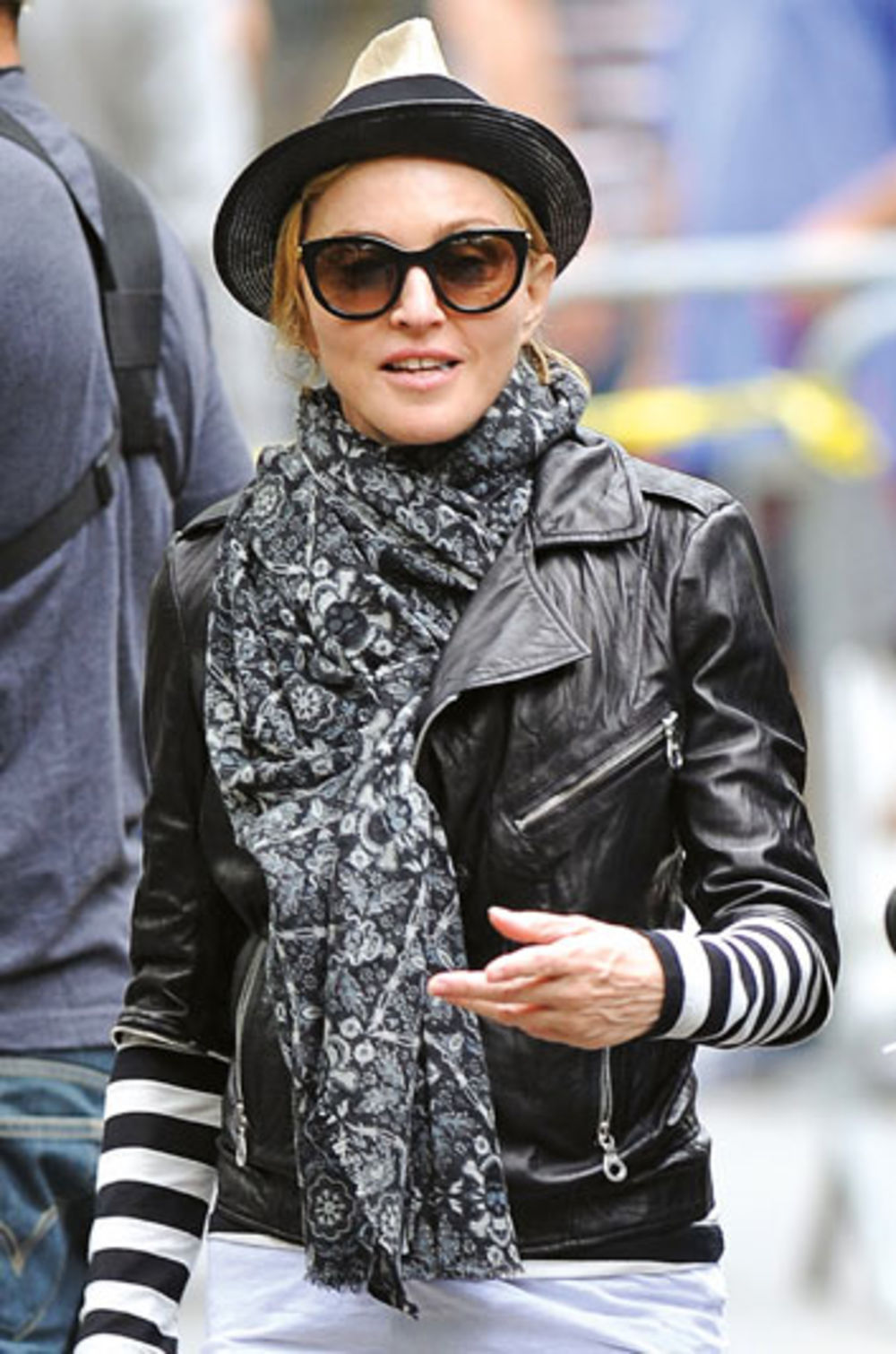 Materijal od kojeg brojne slavne žene, ali i muškarci naručuju svoju odeću jeste eko koža od koje neretko biraju i kreacije za crveni tepih. Uglavnom rađene u crnoj boji, ovakve odevne kombinacije daju i dovoljnu dozu elegancije