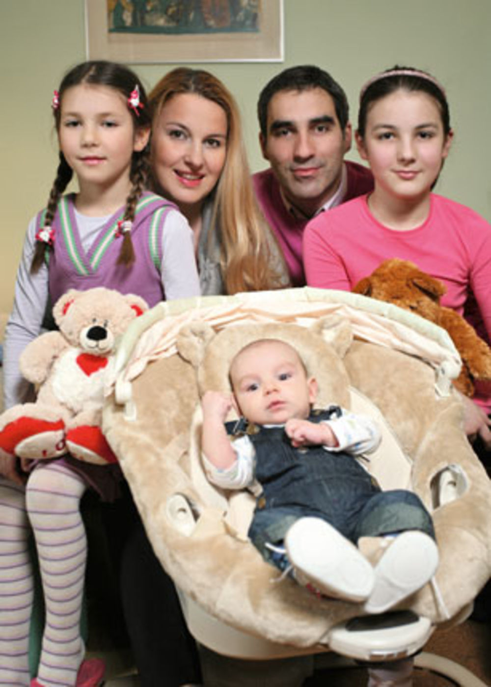 Rođenjem prvog muškog naslednika Andreja, supružnici Jelena i Aleksandar Gajšek ispunili su veliku želju svojim mezimicama Anji i Teodori koje uživaju u ulozi bejbisiterke najmlađem članu porodice