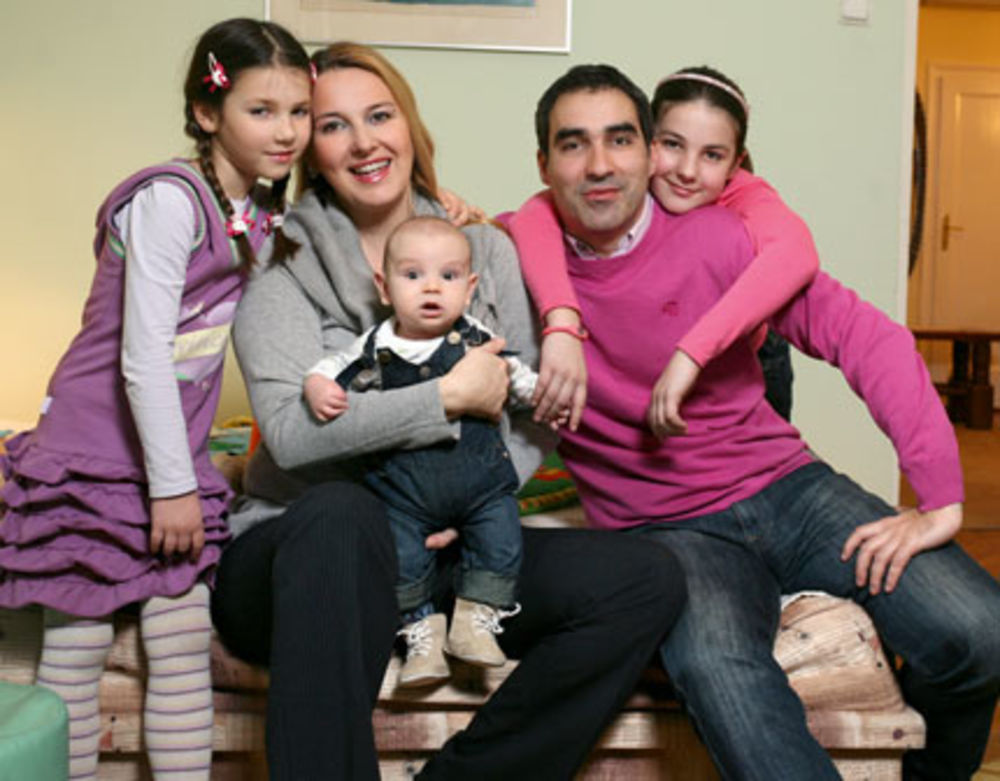 Rođenjem prvog muškog naslednika Andreja, supružnici Jelena i Aleksandar Gajšek ispunili su veliku želju svojim mezimicama Anji i Teodori koje uživaju u ulozi bejbisiterke najmlađem članu porodice