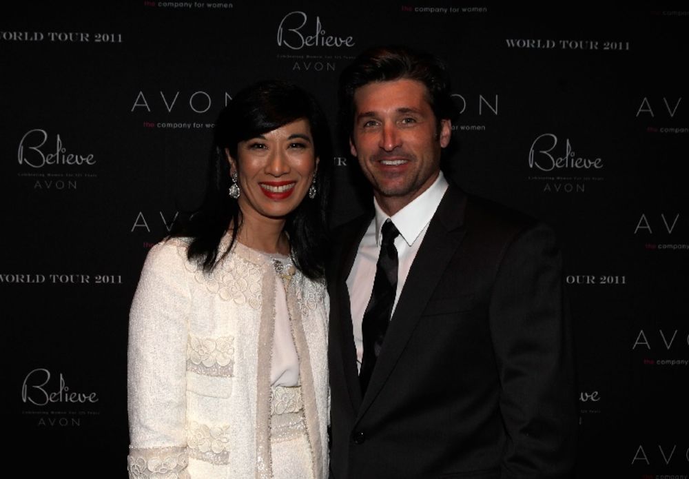 Holivudska glumica Riz Viderspun predstavila je novu narukvicu za hrabrost kompanije Avon u znak obeležavanja stogodišnjice Dana Žena