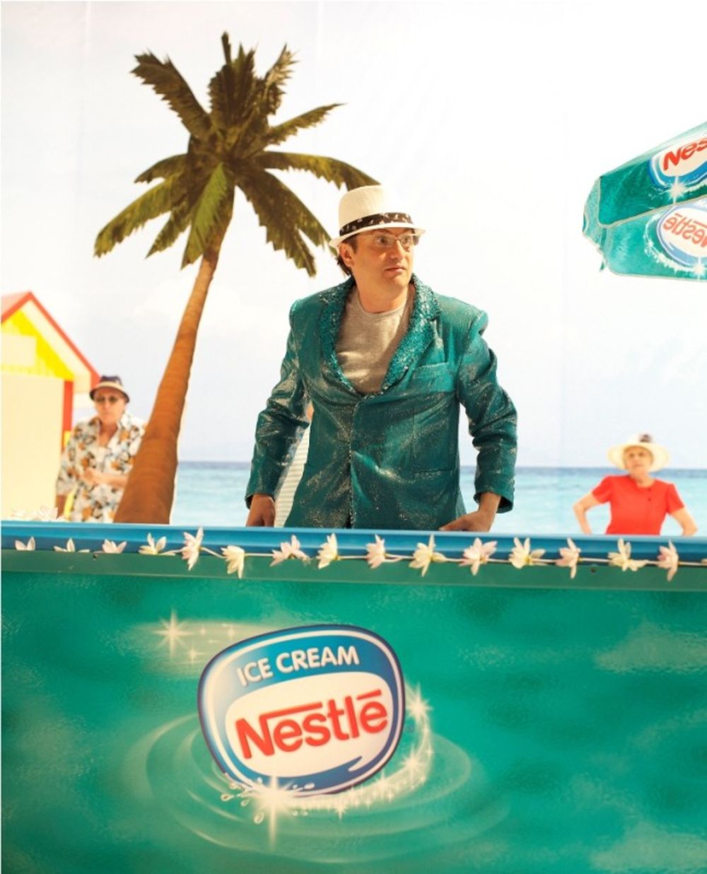 Nakon što je prošlogodišnji reklamni spot sa popularnim Flamingosima osvojio publiku, kompanija Nestle je odlučila da i ove godine snimi spot za nove ukuse sladoleda Hit i Top Gun sa još jednom zvezdom, Rambom Amadeusom