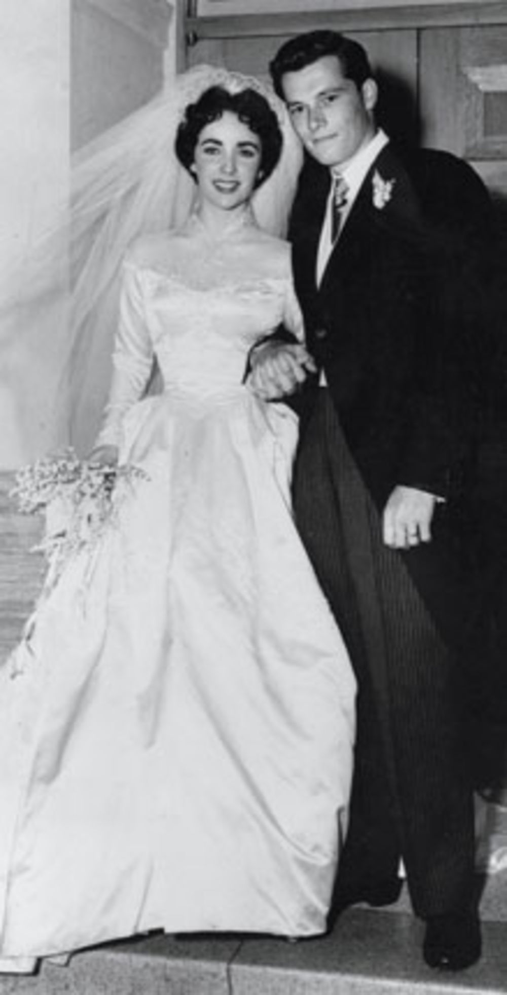 Na pragu devete decenije, posle nekoliko opakih bolesti koje je uspela da prevaziđe i osam brakova, legendarna Elizabet Tejlor preminula je 23. marta 2011. godine u 79. godini života... Pročitajte njenu životnu priču.