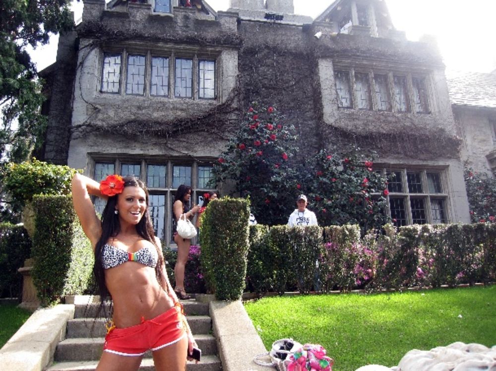 Starleta Stanija Dobrojević nedavno je boravila u Los Anđelesu, gde je učestvovala na Playboy izboru za Golf zečicu. Lepa crnka se  provodila u vili Hjua Hefnera, na mnogobrojnim žurkama, a jedno slobodno popodne je iskoristila da obiđe znamenitosti Holivuda