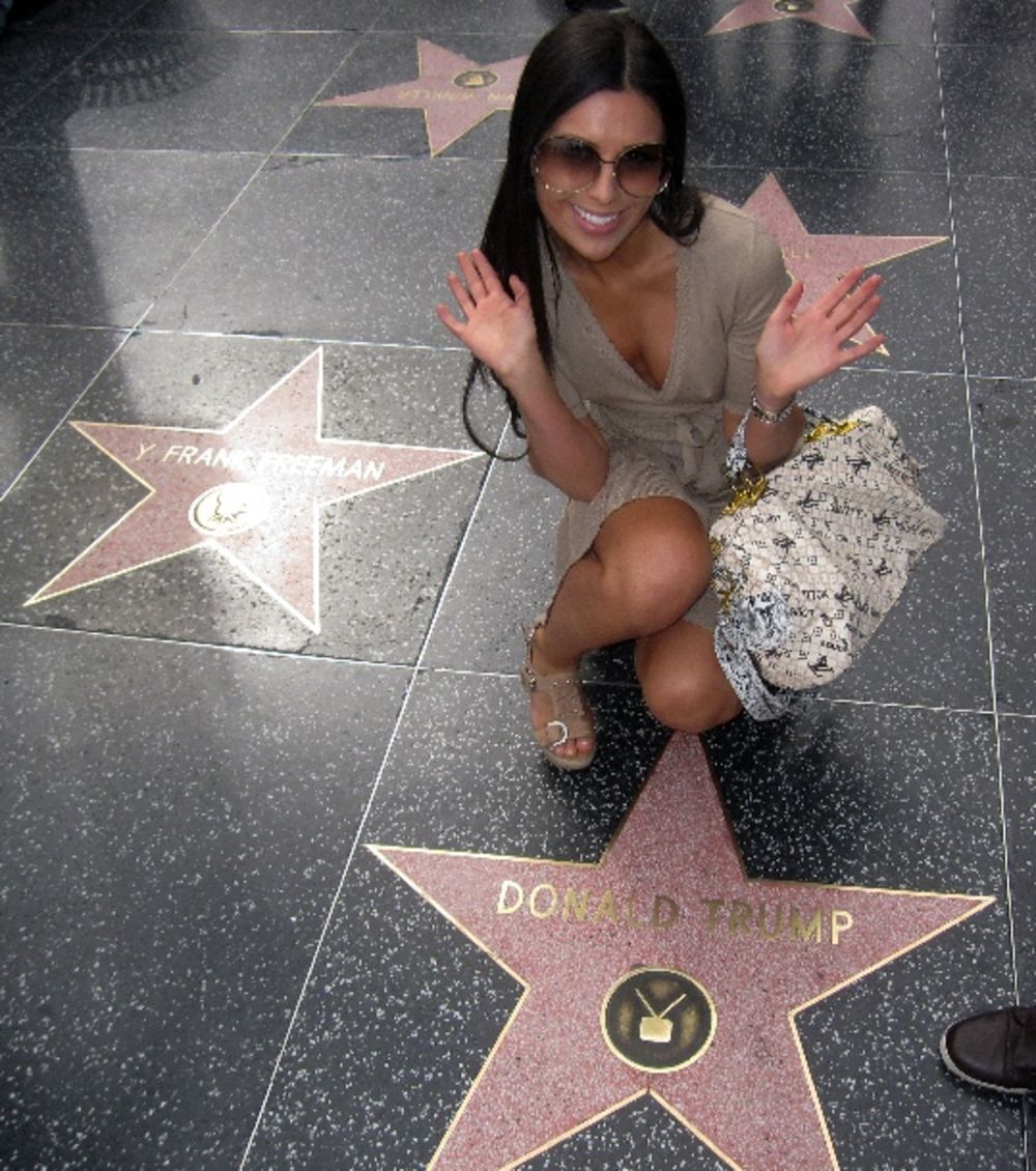 Starleta Stanija Dobrojević nedavno je boravila u Los Anđelesu, gde je učestvovala na Playboy izboru za Golf zečicu. Lepa crnka se  provodila u vili Hjua Hefnera, na mnogobrojnim žurkama, a jedno slobodno popodne je iskoristila da obiđe znamenitosti Holivuda