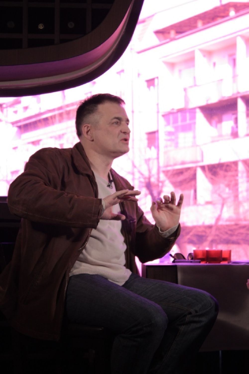 Gost Adriane Čortan u subotu 26. marta u emisiji Otkopčano na TV Avala od 22: 30 časova je glumac i političar Branislav Lečić