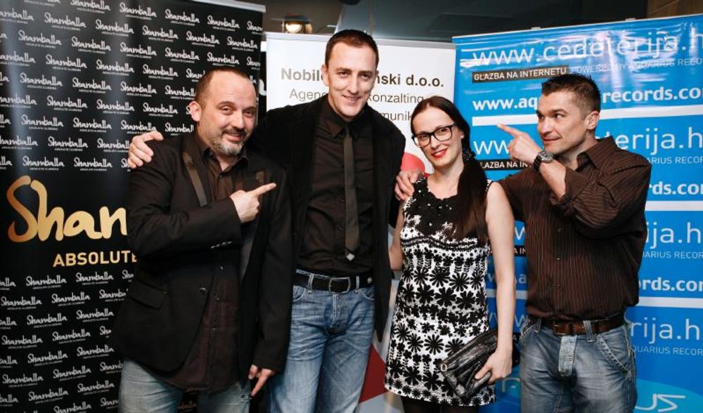 Sergej Ćetković je održao promotivni koncert pred brojnim novinarima i kolegama muzičarima, kao i fanovima koji su imali sreće da se nađu u prepunom zagrebačkom klubu Shamballa