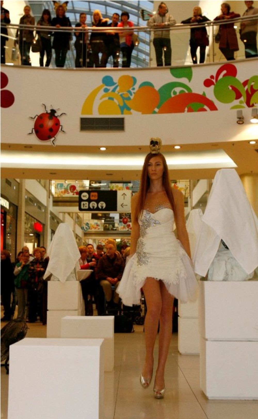 Izložba poklona by Darko Kostić, u okviru 29. Amstel Fashion Weeka, svečano je otvorena u Delta Cityju.