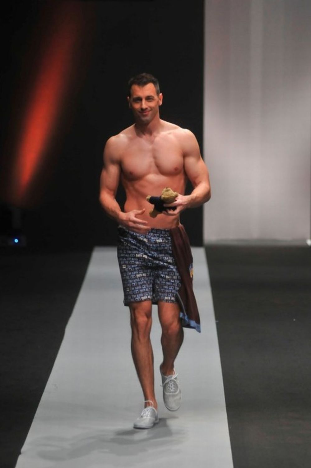 U okviru ovogodišnjeg Amstel Fashion Weeka održana je modna revija kupaćih kostima benda Pompea, a veliki broj poznatih ličnosti uživao je gledajući manekene koji su predstavljali novu kolekcije