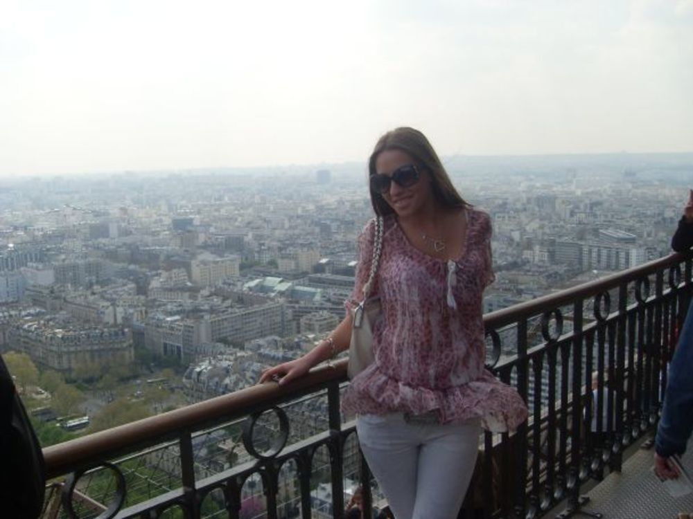 Aktuelna miss Srbije Milica Jelić provela je nekoliko nezaboravnih dana u Parizu, a naročito je uživala u poseti Ajfelovom tornju i obilasku Diznilenda