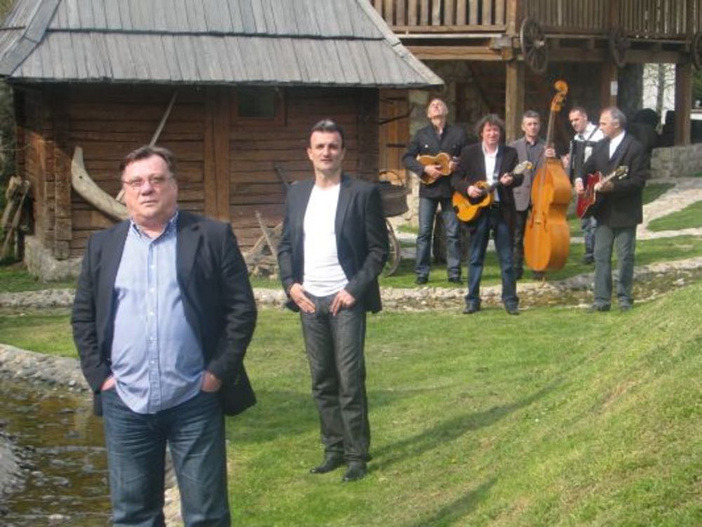 Popularni bosanski pevač Halid Bešlić i grupa Legende snimili su spot za duetsku pesmu Tamburaši, tiho svirajte u etno selu Stanišići nadomak Bijeljine.