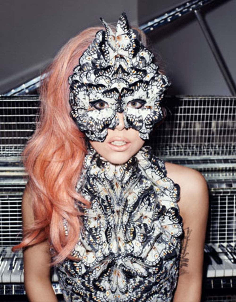Kontroverzna umetnica Lejdi Gaga slikala se za naslovnicu magazina Harper’s Bazaar i u intervjuu objasnila poreklo famoznih izraslina na svom licu