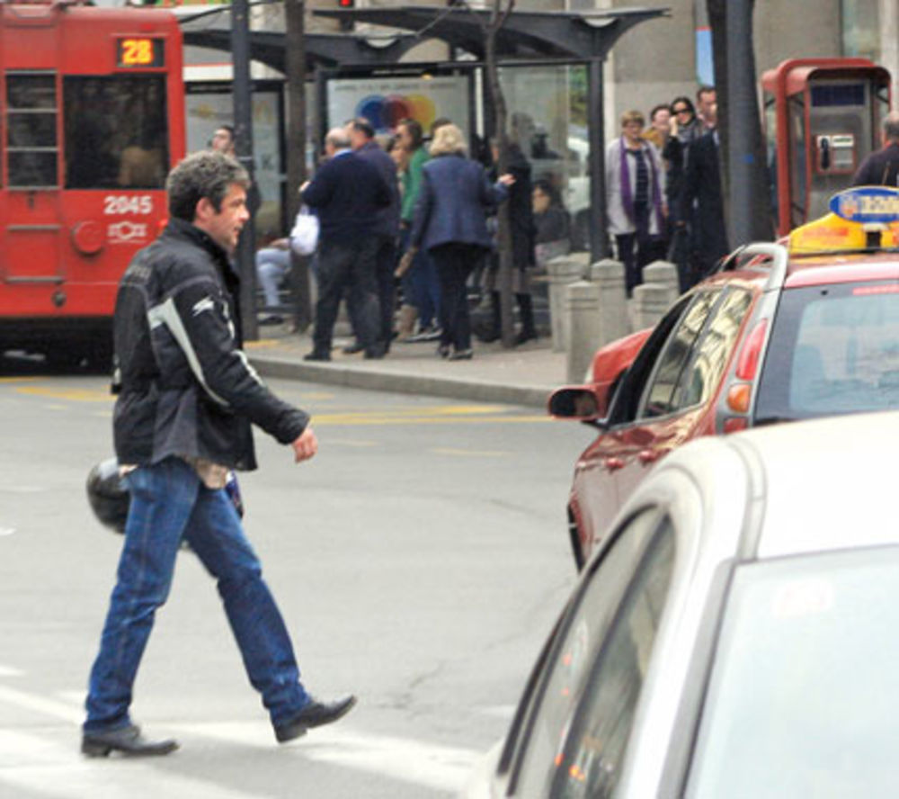 Prve dane proleća slavni glumac Nebojša Glogovac (41) iskoristio je kako bi spojio lepo i korisno, tako da je sve svoje obaveze završavao vozeći se motorom.