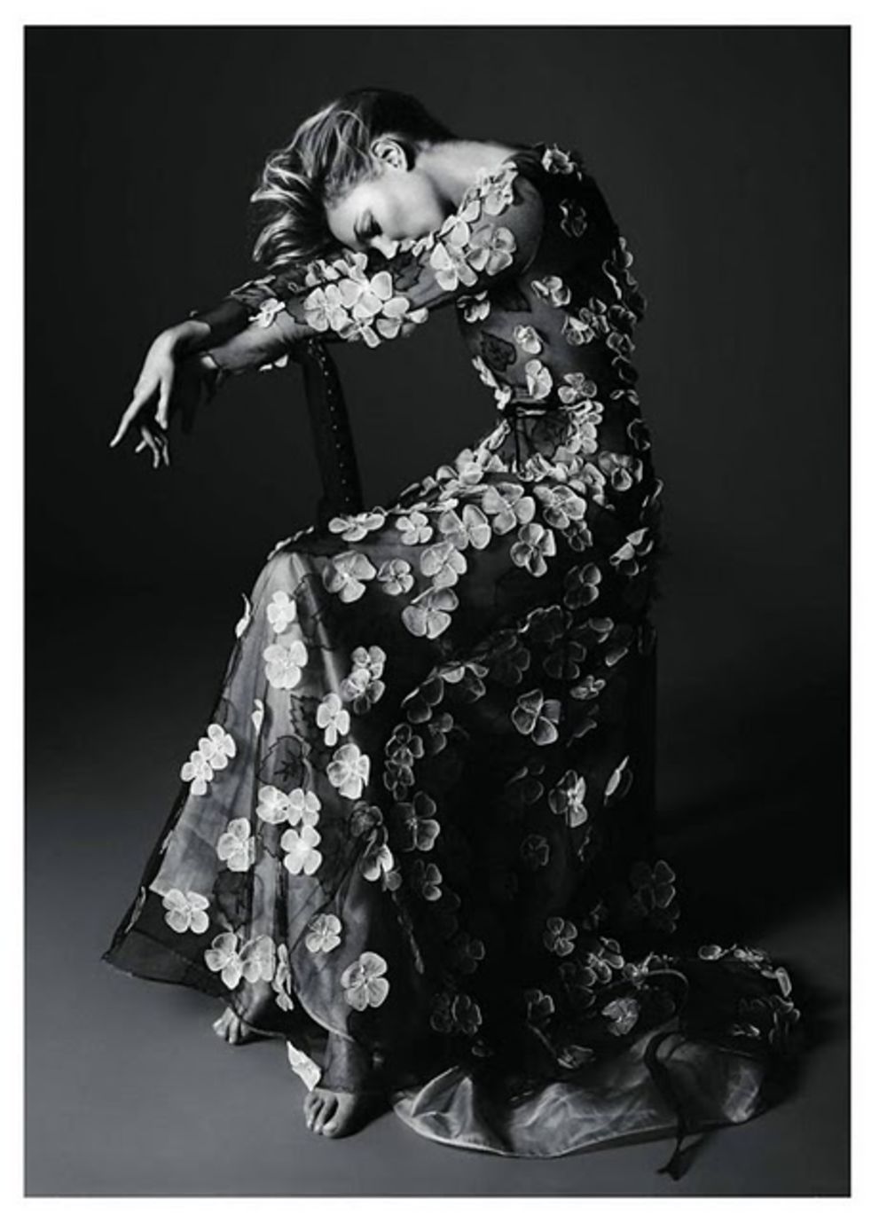 Na naslovnici najnovijeg, majskog izdanja francuskog magazina Vogue osvanula je supermodel Kejt Mos. S obzirom da nam se lagano približava leto, modni urednici ovog časopisa odabrali su za tridesetsedmogodišnju lepoticu začuđujuće mnogo garderobe koja srećom n