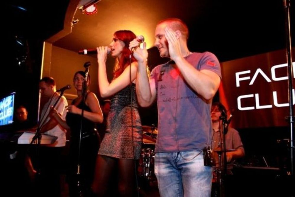 Pop pevačica Emina Jahović nastupila je zajedno sa kolegom Sašom Kovačevićem u klubu Face u Švajcarskoj