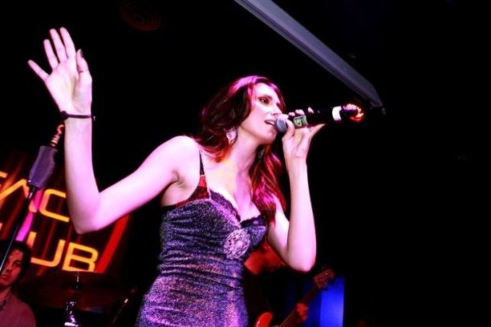 Pop pevačica Emina Jahović nastupila je zajedno sa kolegom Sašom Kovačevićem u klubu Face u Švajcarskoj