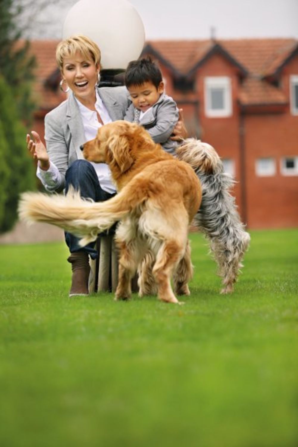 <p>Slavna pevačica ovih dana ponovo je u žiži interesovanja javnosti zbog malog Filipinca Džonija, koji je donedavno živeo u njenoj kući i koga je Brena zavolela kao svoje dete. Džonijevi roditelji odselili su se prvo u Grčku, a potom vratili na Filipine</p>