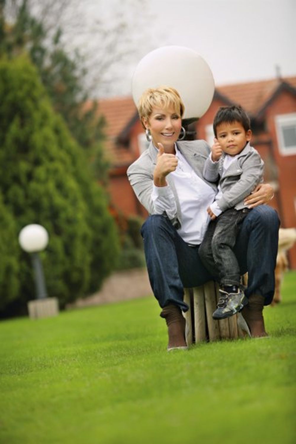 <p>Slavna pevačica ovih dana ponovo je u žiži interesovanja javnosti zbog malog Filipinca Džonija, koji je donedavno živeo u njenoj kući i koga je Brena zavolela kao svoje dete. Džonijevi roditelji odselili su se prvo u Grčku, a potom vratili na Filipine</p>