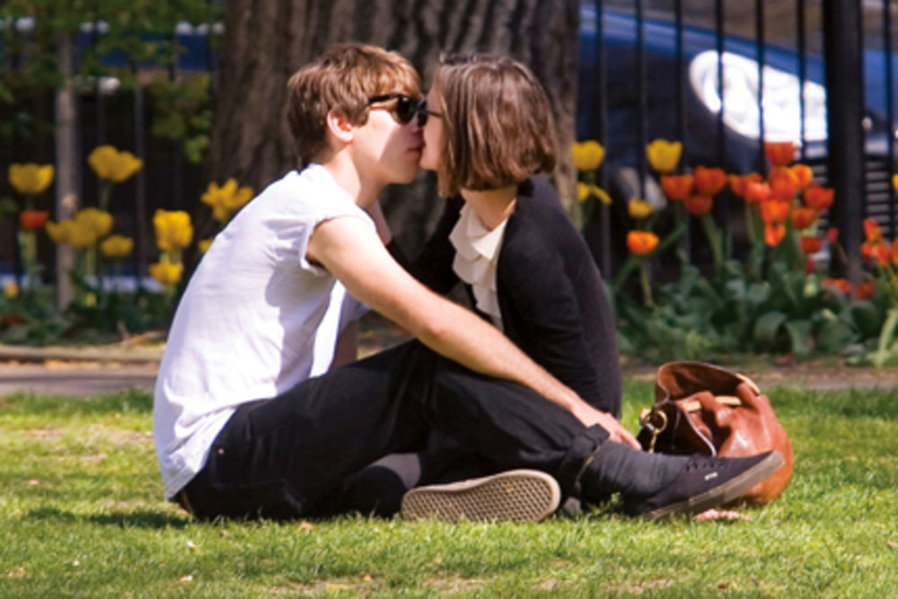 Britanska glumica Kira Najtli (26) koja je pre nekog vremena otpočela romantičnu vezu sa klavijaturistom londonske grupe Klaxons Džejmsom Rajtonom (27) ne krije koliko uživa u novoj romansi