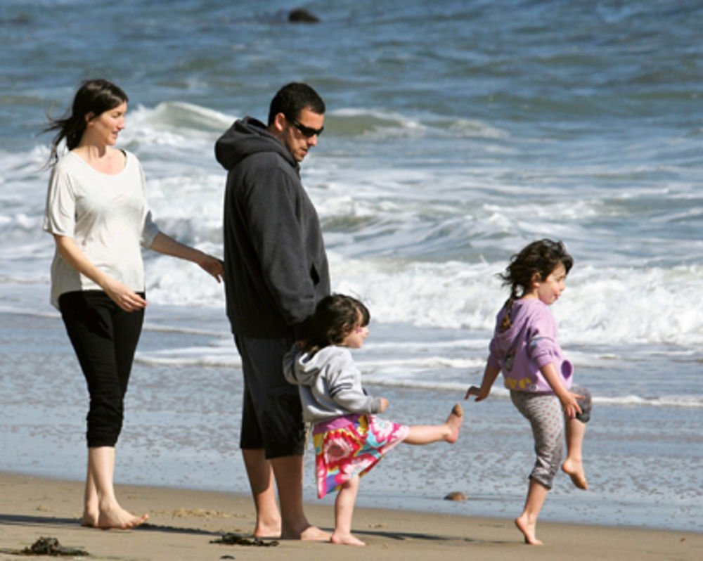 Zvezda romantične komedije Moja nazovi žena koja se prikazuje i u domaćim bioskopima, Adam Sendler (44), brižno neguje reputaciju porodičnog čoveka koji je veoma privržen svojoj deci.