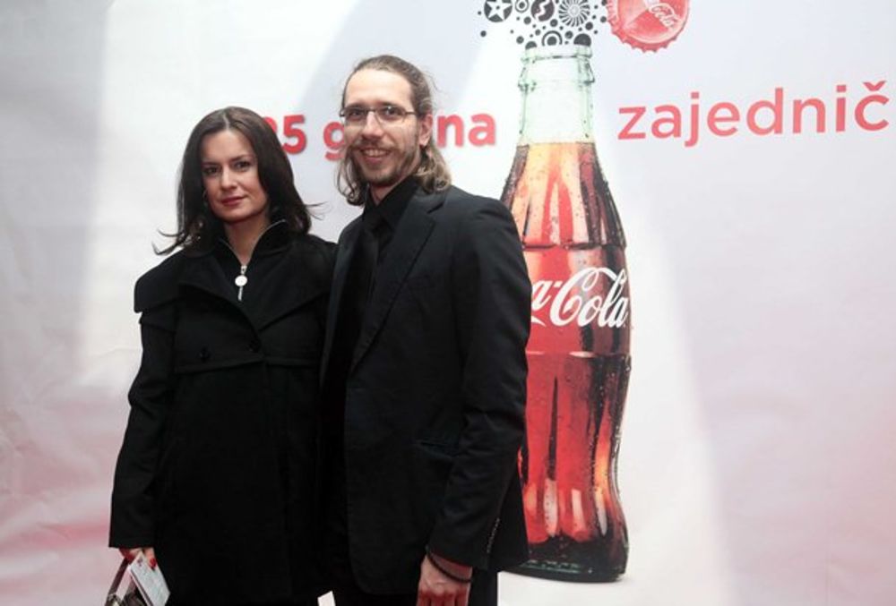 Coca-Cola Sistem proslavio je 125. godina od nastanka najpoznatijeg i najvrednijeg brenda na planeti nesvakidašnjim putovanjem kroz vreme. Poznate ličnosti, poslovni partneri i zaposleni uživali su u dobroj zabavi, autentičnoj muzici, originalnim kostimima i j