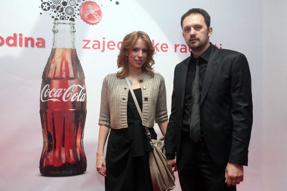 Coca-Cola Sistem proslavio je 125. godina od nastanka najpoznatijeg i najvrednijeg brenda na planeti nesvakidašnjim putovanjem kroz vreme. Poznate ličnosti, poslovni partneri i zaposleni uživali su u dobroj zabavi, autentičnoj muzici, originalnim kostimima i j