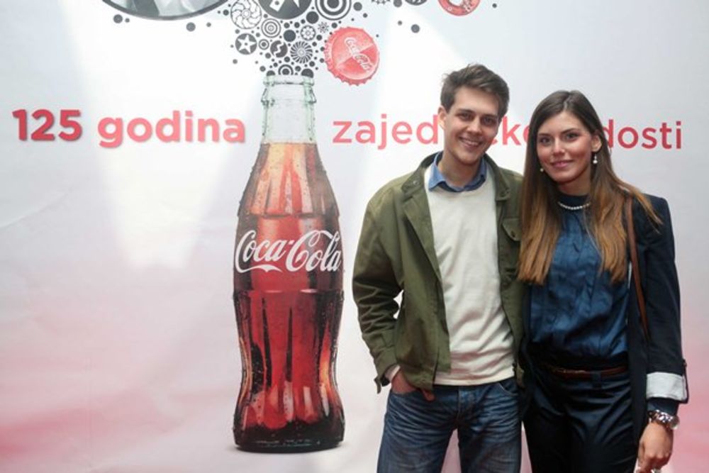 Coca-Cola Sistem proslavio je 125. godina od nastanka najpoznatijeg i najvrednijeg brenda na planeti nesvakidašnjim putovanjem kroz vreme. Poznate ličnosti, poslovni partneri i zaposleni uživali su u dobroj zabavi, autentičnoj muzici, originalnim kostimima i j