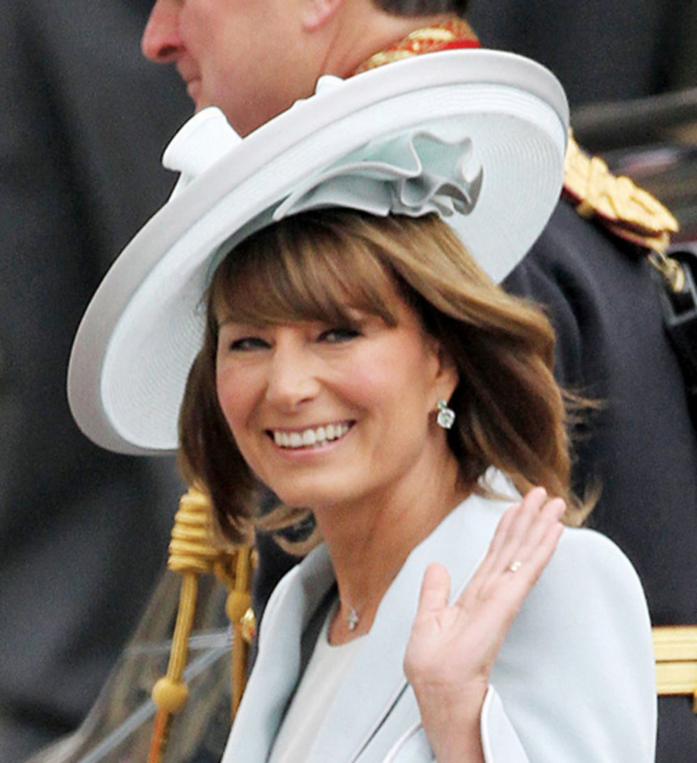 Svoj viševekovni običaj da na glamuroznim partyjima nose unikatne šešire slavni Britanci praktikovali su i na nedavnom venčanju princa Vilijama i Ketrin Midlton. Glavna tema modnih magazina bile su Vilijamove rođake Eugenija i Beatris koje su svojim ekscentrič