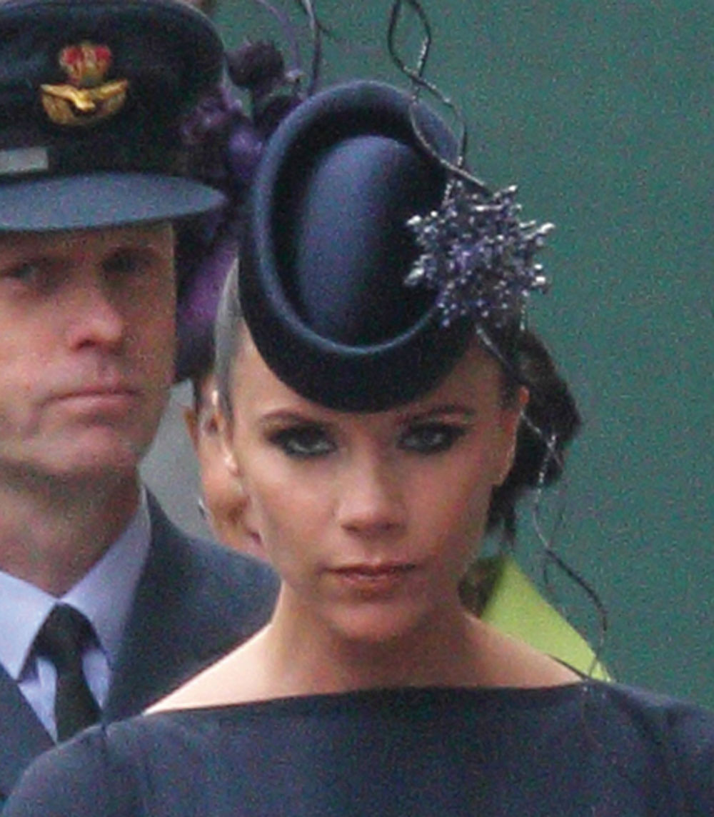 Svoj viševekovni običaj da na glamuroznim partyjima nose unikatne šešire slavni Britanci praktikovali su i na nedavnom venčanju princa Vilijama i Ketrin Midlton. Glavna tema modnih magazina bile su Vilijamove rođake Eugenija i Beatris koje su svojim ekscentrič