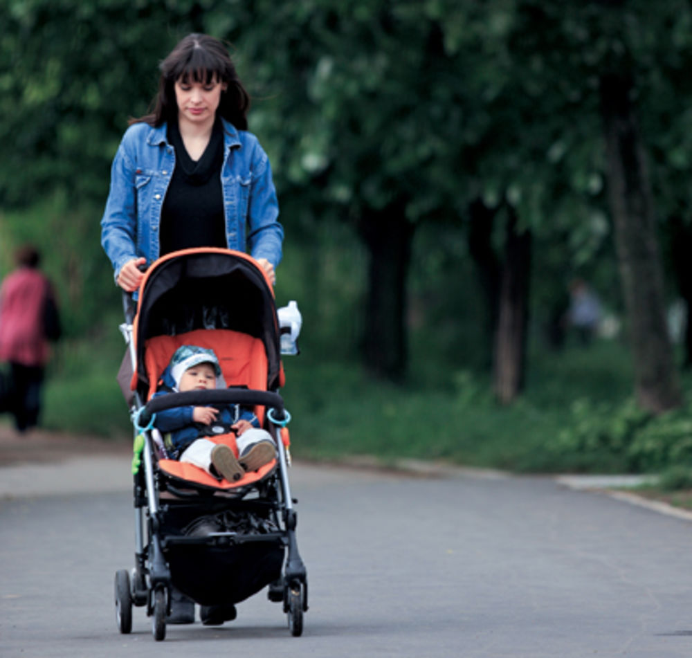 Iako svakodnevno vodi vesti na televiziji Prva, voditeljka Ana Mitić (32) koja uživa u braku sa suprugom Vladanom (32), odlično je organizovala svoje vreme pa uvek izdvoji vreme za šetnju sa svojim devetomesečnim sinom Strahinjom.