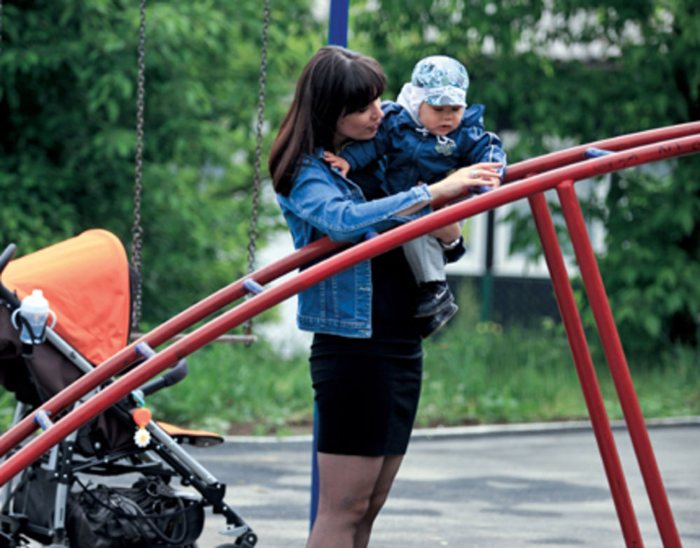 Iako svakodnevno vodi vesti na televiziji Prva, voditeljka Ana Mitić (32) koja uživa u braku sa suprugom Vladanom (32), odlično je organizovala svoje vreme pa uvek izdvoji vreme za šetnju sa svojim devetomesečnim sinom Strahinjom.