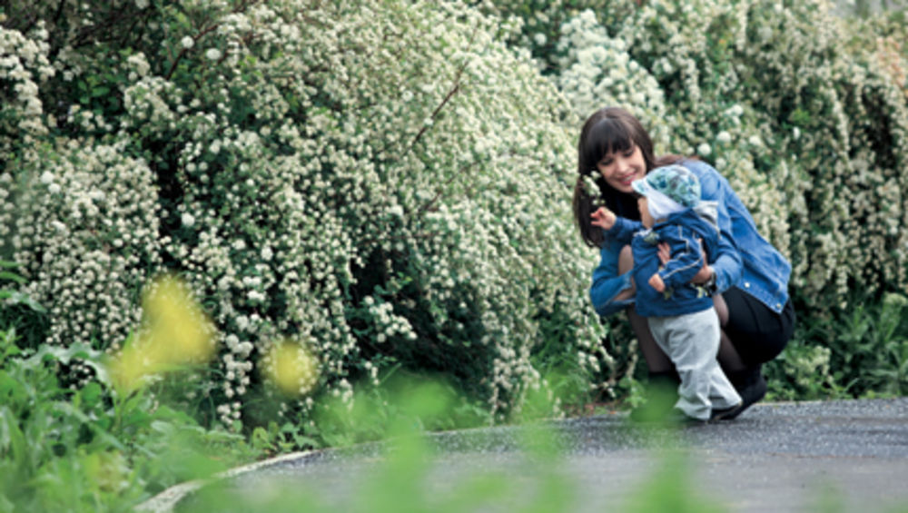 Iako svakodnevno vodi vesti na televiziji Prva, voditeljka Ana Mitić (32) koja uživa u braku sa suprugom Vladanom (32), odlično je organizovala svoje vreme pa uvek izdvoji vreme za šetnju sa svojim devetomesečnim sinom Strahinjom.