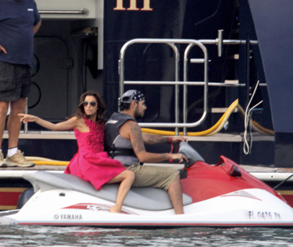 Zvezda serije Očajne domaćice Eva Longorija (35) i njen dečko, glumac Eduardo Kruz (25) proveli su romantični vikend u Majamiju uživajući u svim čarima odmora kraj okeana.