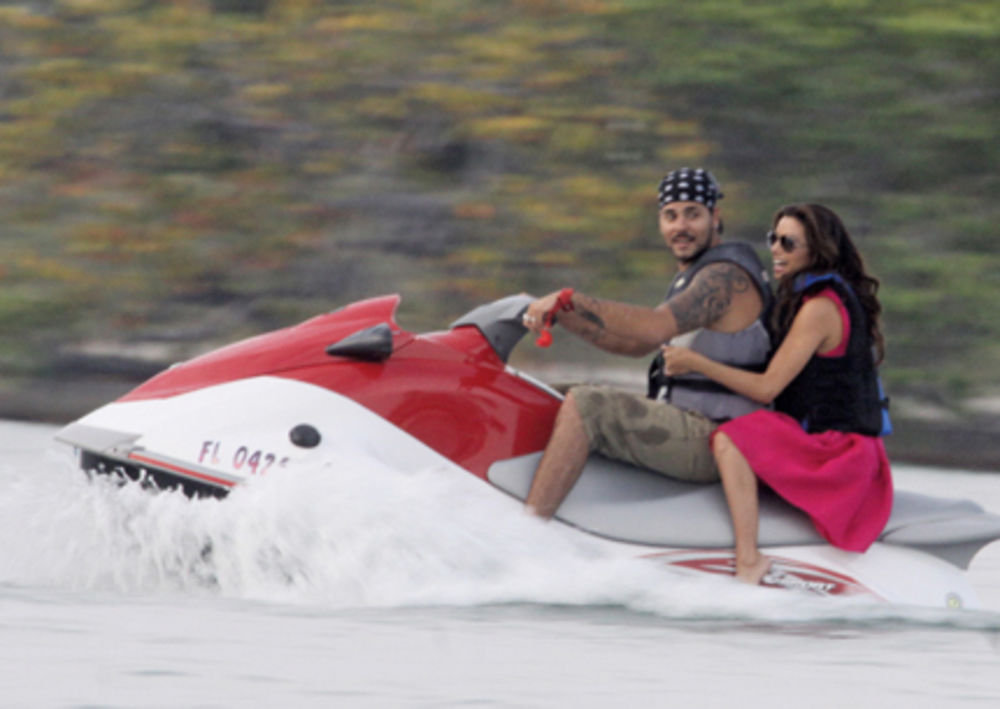 Zvezda serije Očajne domaćice Eva Longorija (35) i njen dečko, glumac Eduardo Kruz (25) proveli su romantični vikend u Majamiju uživajući u svim čarima odmora kraj okeana.