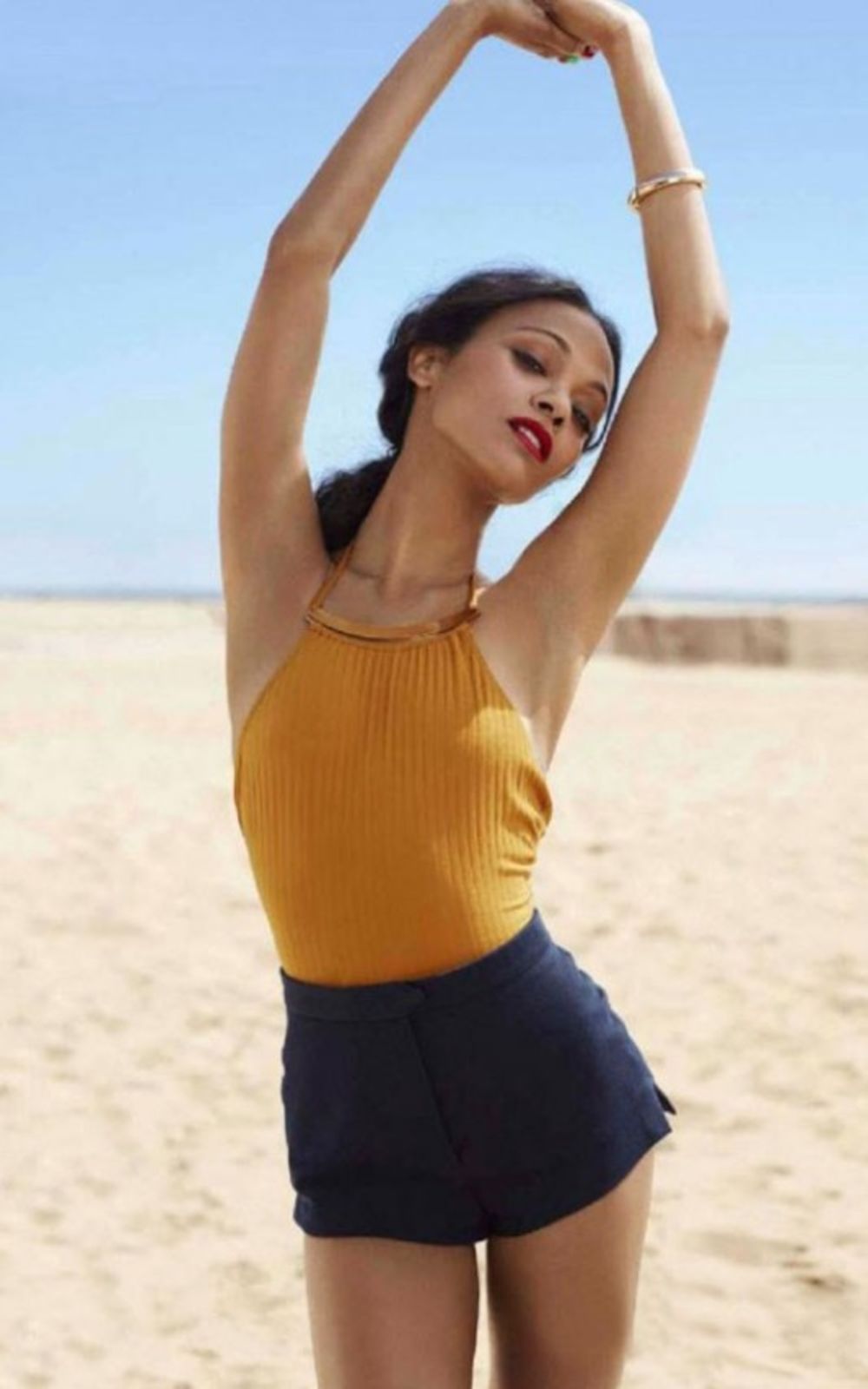 Zvezda filma Avatar glumica Zoe Saldana dočarala je letnju modu fotografišući se za modni editorijal časopisa Be Magazine. Talentovana dama je pokazala savršene obline pozirajući u kupaćim kostimima.